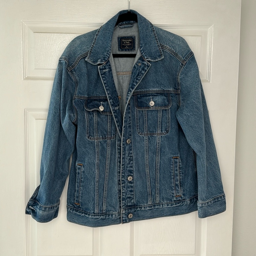 ABERCROMBIE AND FITCH CLASSIC DENIM JACKET